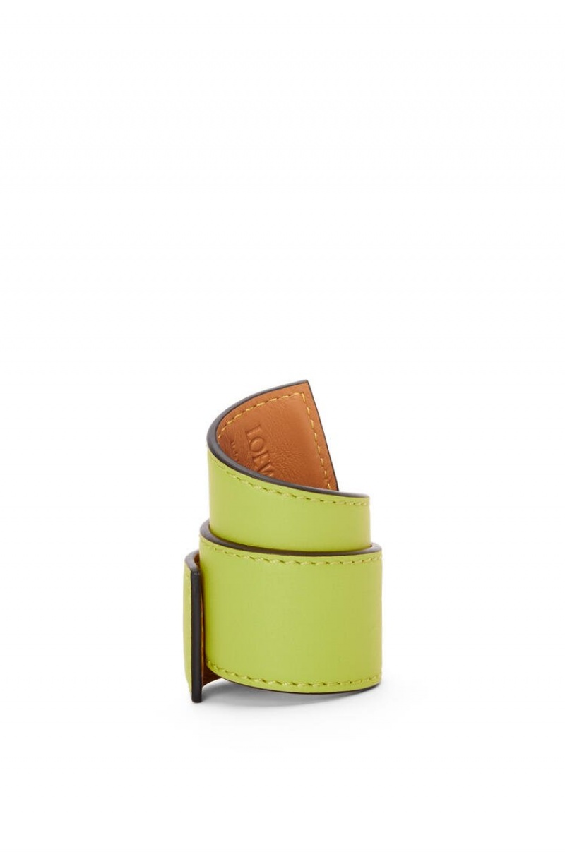 Joyería Loewe Small slap bracelet in calfskin Mujer Verde | 079GXECOW