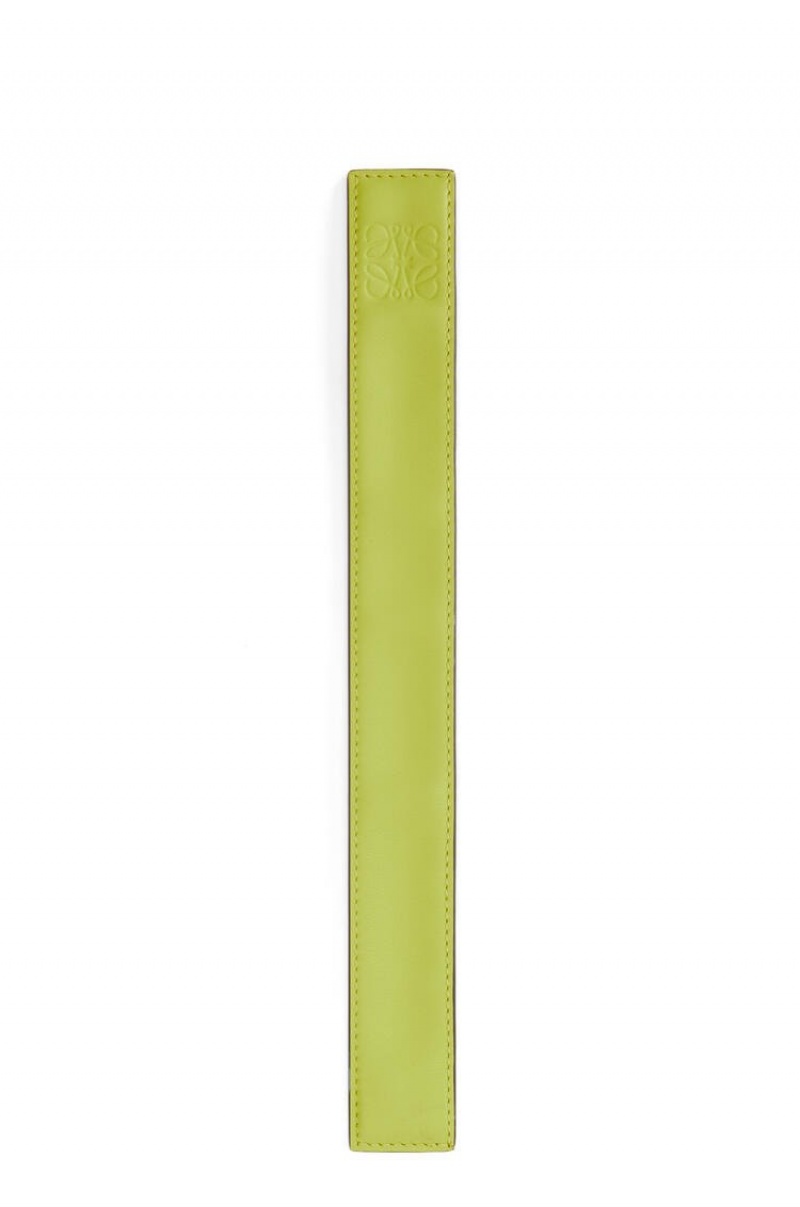 Joyería Loewe Small slap bracelet in calfskin Mujer Verde | 079GXECOW