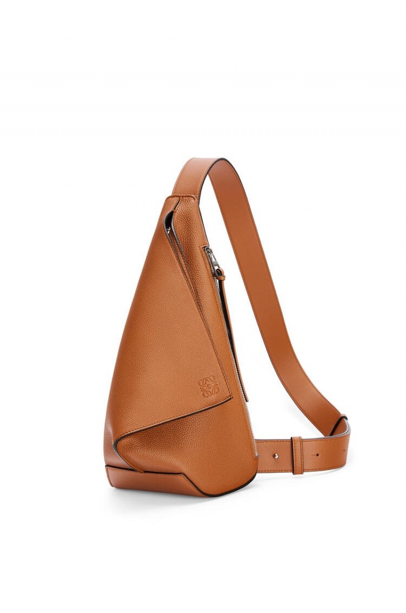 Mochilas Loewe Anton sling in soft grained calfskin Hombre Tan | 897HMRWDQ