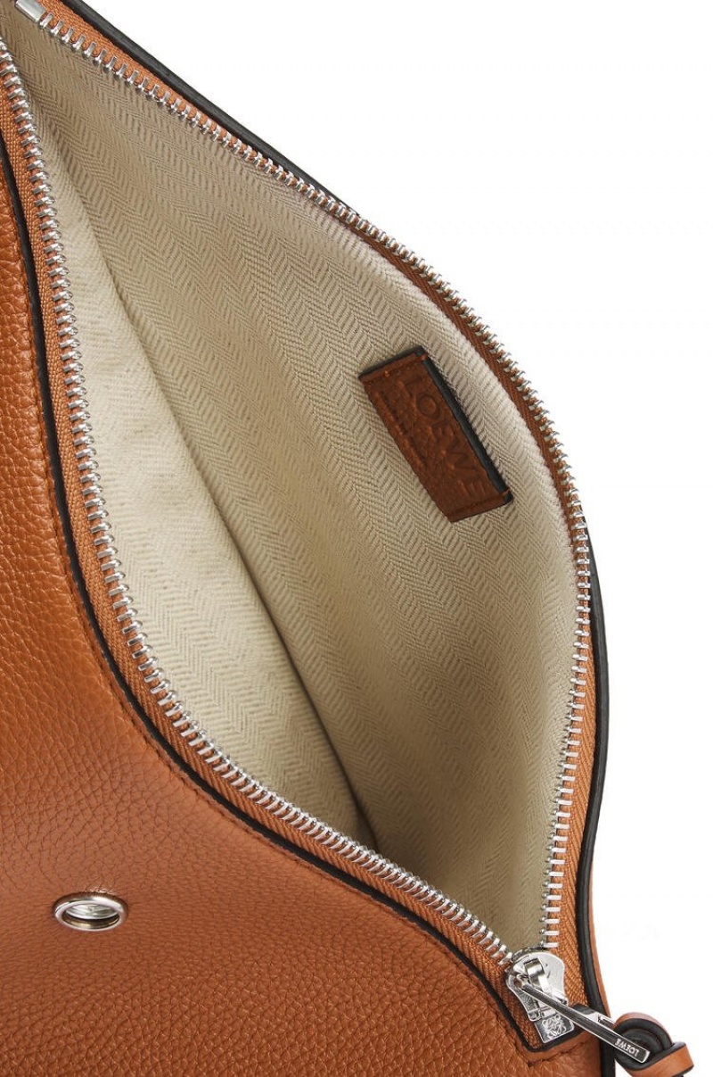 Mochilas Loewe Anton sling in soft grained calfskin Hombre Tan | 897HMRWDQ