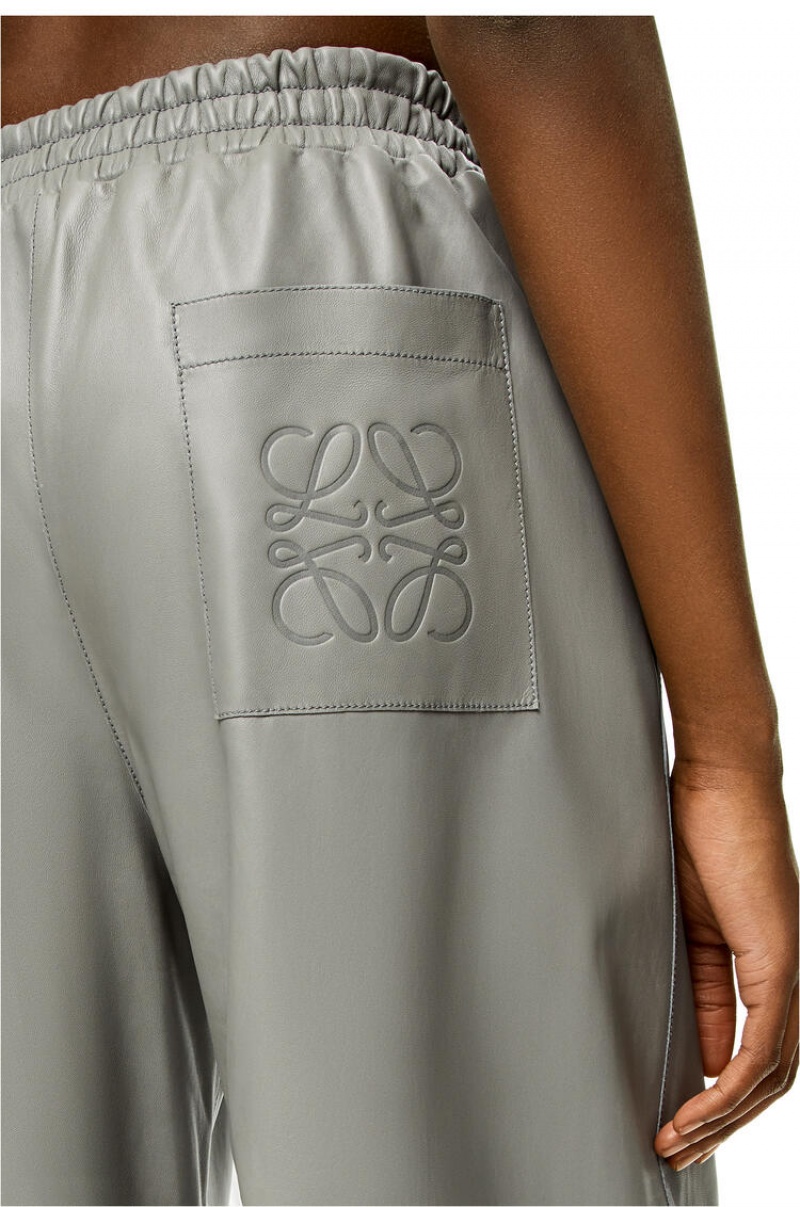 Pantalones Loewe Cropped trousers in nappa Mujer Gris | 368KEODSB