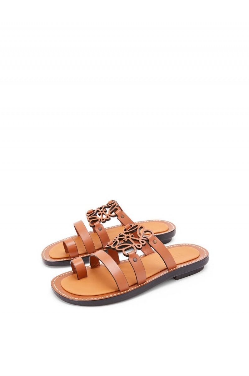 Sandalias Loewe Anagram mule in calfskin Mujer Tan | 356OKQECW