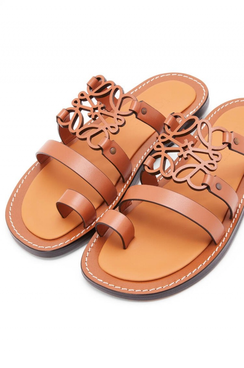 Sandalias Loewe Anagram mule in calfskin Mujer Tan | 356OKQECW