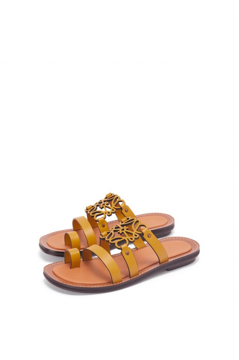 Sandalias Loewe Anagram mule in calfskin Mujer Amarillo | 476NIFXRM