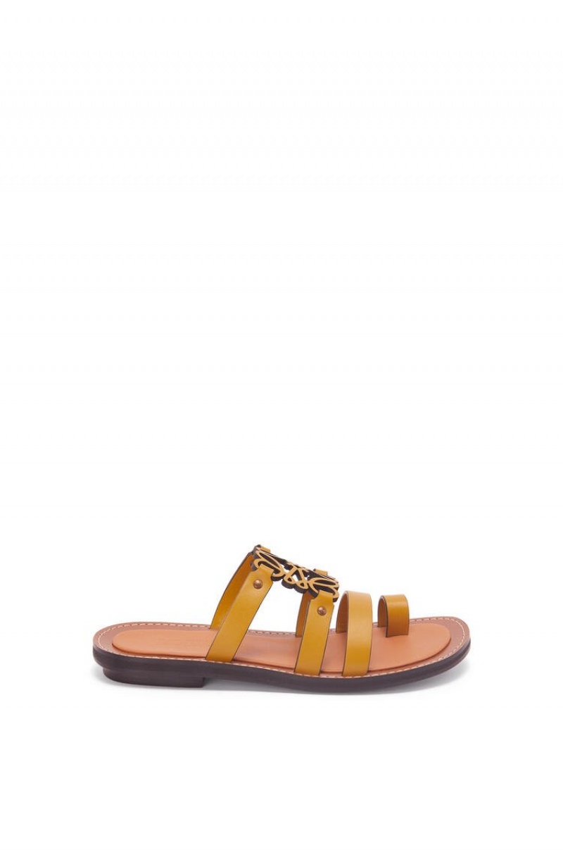 Sandalias Loewe Anagram mule in calfskin Mujer Amarillo | 476NIFXRM