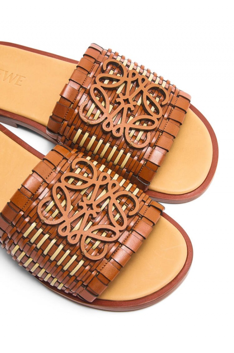 Sandalias Loewe Anagram woven slide in calfskin Mujer Tan / Natural | 380RMJBDO