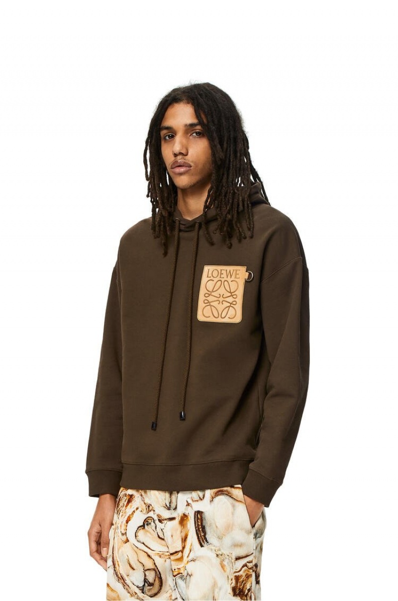 Sudaderas Loewe Anagram leather patch hoodie in cotton Hombre Verde Oliva Oscuro Verde | 182MZAXPS