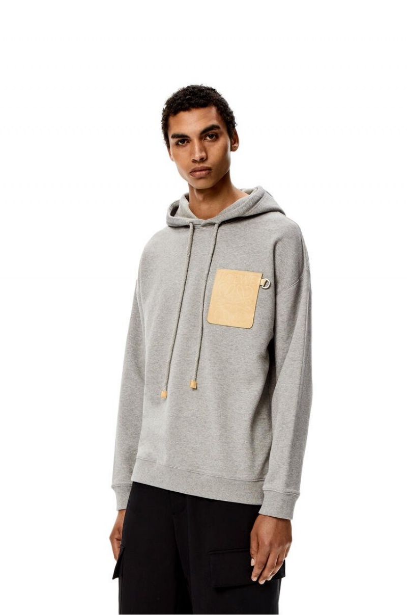 Sudaderas Loewe Anagram leather patch hoodie in cotton Hombre Gris | 158MFBTOC