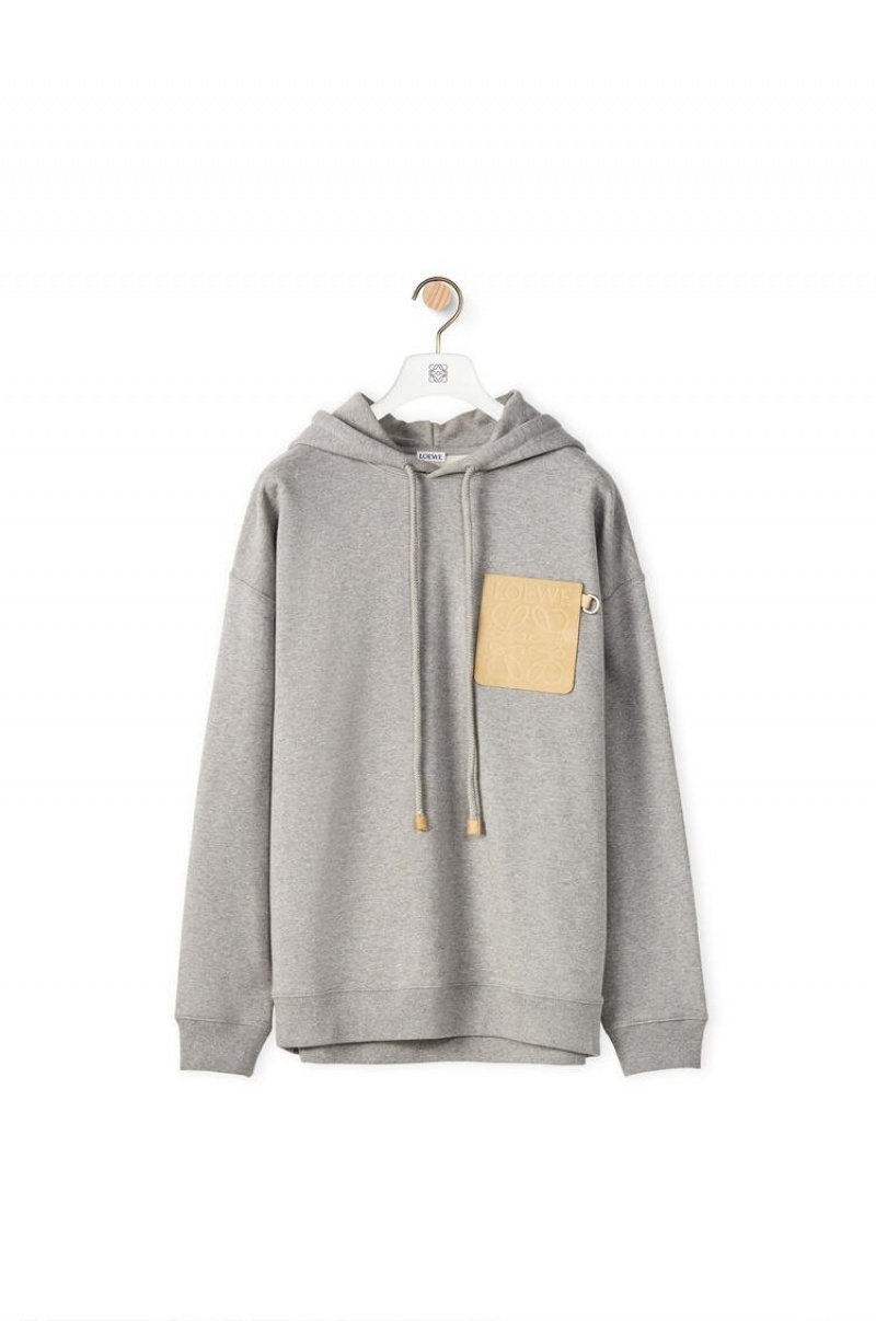 Sudaderas Loewe Anagram leather patch hoodie in cotton Hombre Gris | 158MFBTOC