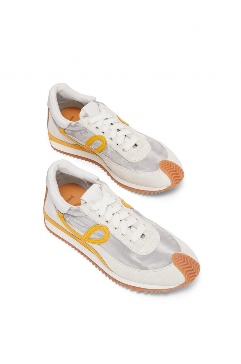 Zapatillas Loewe Flow runner in technical mesh and suede Mujer Plateadas Blancas Amarillo | 926TMUDHV