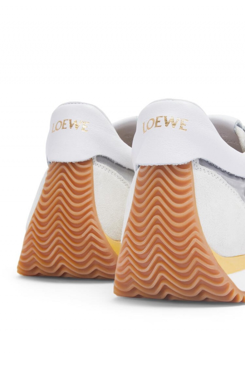 Zapatillas Loewe Flow runner in technical mesh and suede Mujer Plateadas Blancas Amarillo | 926TMUDHV