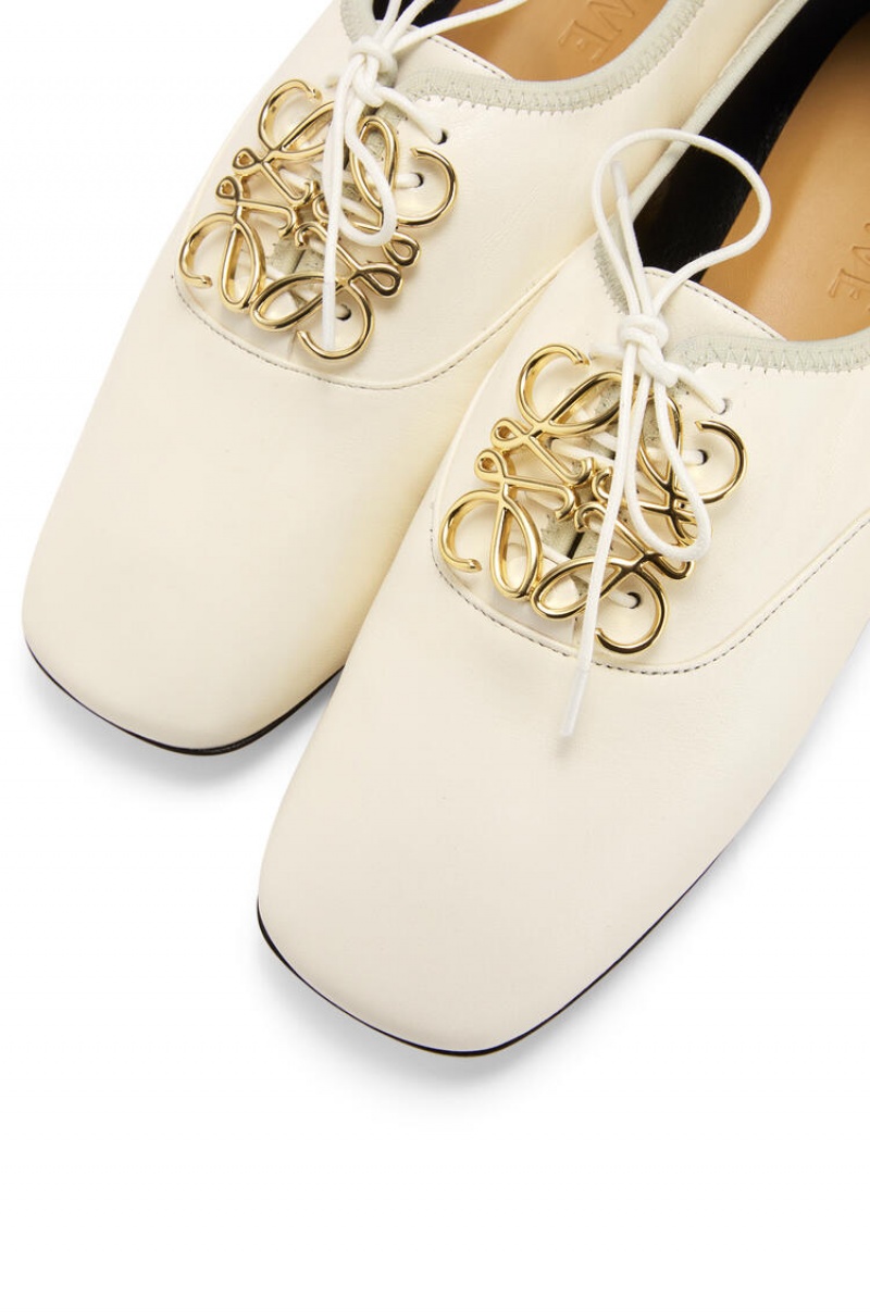 Zapatos Planos Loewe Anagram soft derby in lambskin Mujer Blancas | 498SMFJUB