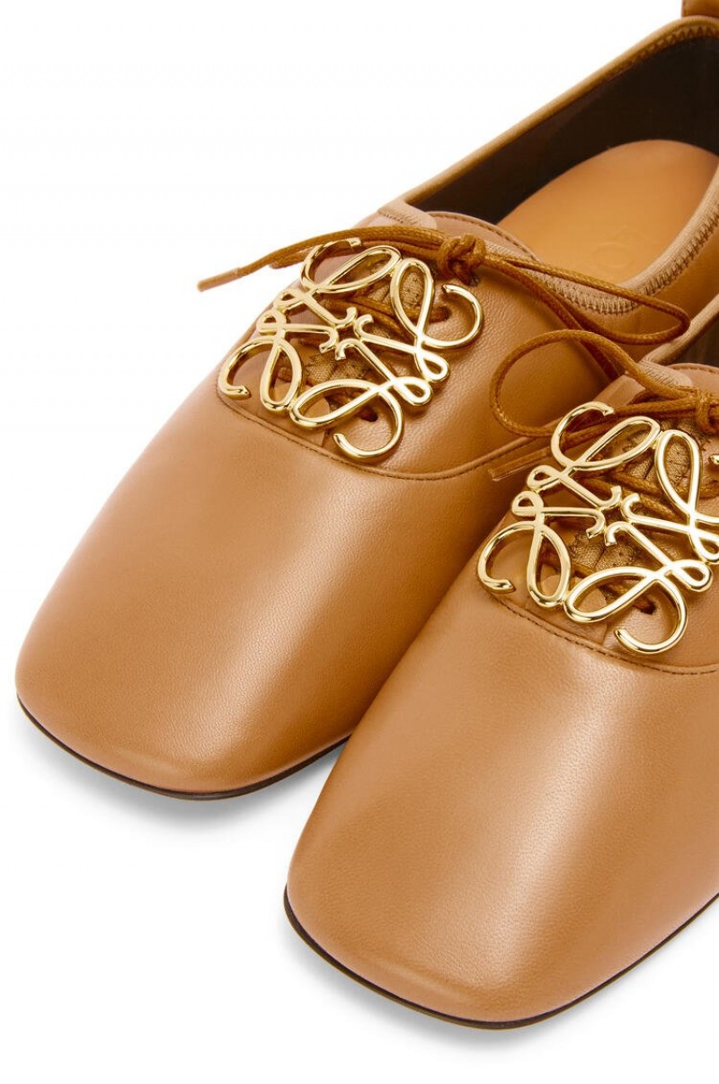 Zapatos Planos Loewe Anagram soft derby in lambskin Mujer Desert | 314TEYIHF