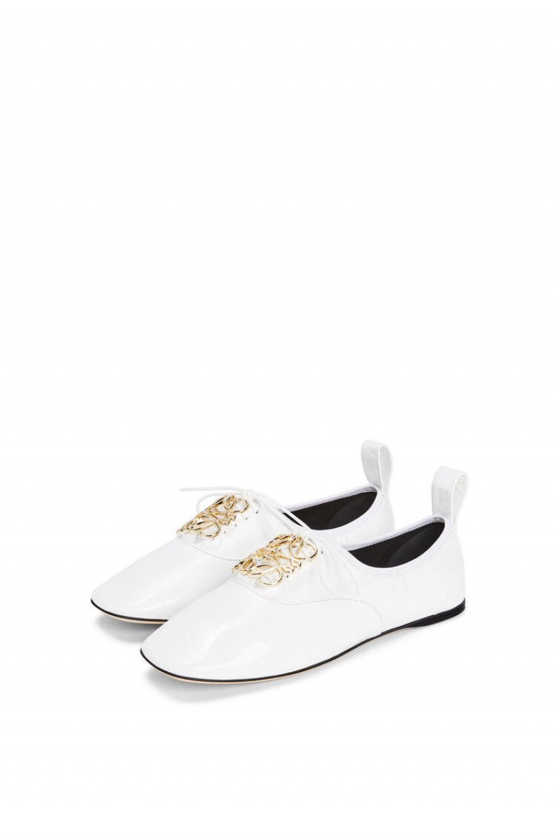 Zapatos Planos Loewe Soft derby anagram in patent calf Mujer Blancas | 951XPTJGZ