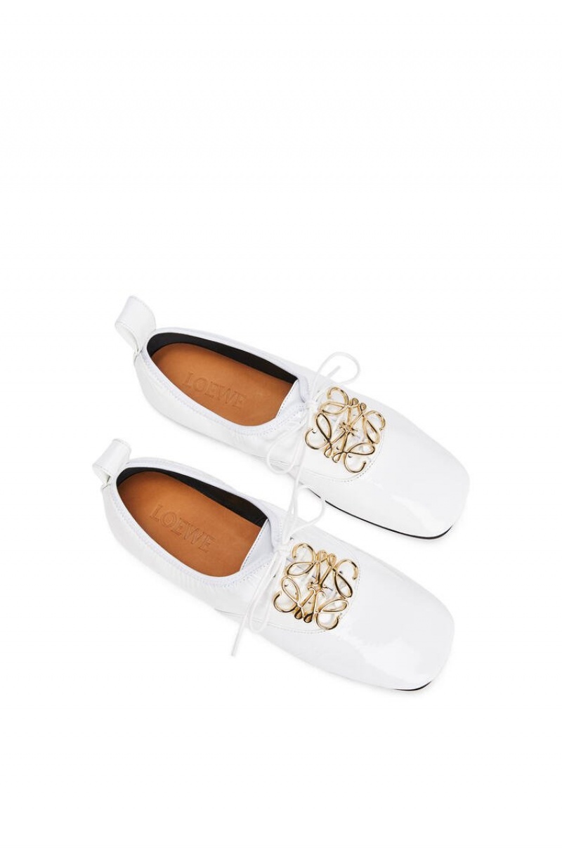 Zapatos Planos Loewe Soft derby anagram in patent calf Mujer Blancas | 951XPTJGZ